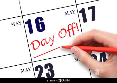 16th jour de mai. Écrire du texte à la main LE JOUR de la journée et dessiner une ligne à la date du calendrier le 16 mai. Concept de planification des vacances. Le mois de printemps, le jour de l'année concep Banque D'Images