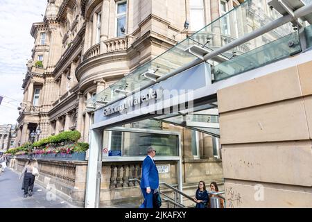 La gare Waverley d'Édimbourg et les navetteurs entrant sur Princes Street, le centre-ville d'Édimbourg, l'Écosse, le Royaume-Uni été 2022 Banque D'Images