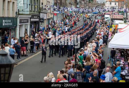 Défilé de la journée de Minden à Berwick Upon Tweed avec des vétérans des Borderers écossais du roi marchant sur Marygate pour marquer la bataille de Minden en 1759 Banque D'Images