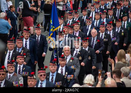 Défilé de la journée de Minden à Berwick Upon Tweed avec des vétérans des Borderers écossais du roi marchant sur Marygate pour marquer la bataille de Minden en 1759 Banque D'Images