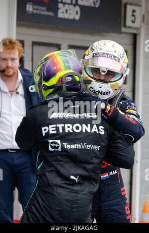 Mogyorod, Hongrie. 31 juillet 2022. Formule 1 Grand Prix de Hongrie à Hungaroring, Hongrie. Photo : Max Verstappen (NLD) de Red Bull Racing et Lewis Hamilton (GBR) de Mercedes © Piotr Zajac/Alay Live News Banque D'Images