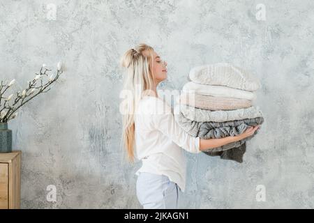 hiver literie maison femme tricoté couverture oreiller Banque D'Images