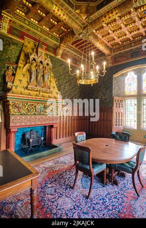 Une vue sur la grande salle à manger avec une grande cheminée. Au château de Cardiff, au pays de Galles, au Royaume-Uni. Banque D'Images