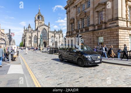 Cathédrale St Giles sur le Royal Mile dans le centre-ville d'Édimbourg, Écosse, ciel bleu le jour d'été, Royaume-Uni Banque D'Images