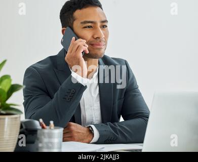 Vous m'avez oublié, maintenant le monde entier me connaît. Un homme d'affaires pendant un appel sur son smartphone à son bureau dans un bureau moderne. Banque D'Images