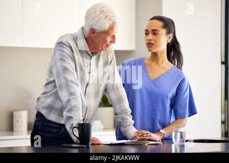 J'ai besoin de mettre en place ma volonté. Une infirmière tenant la main de son [patient en soutien. Banque D'Images