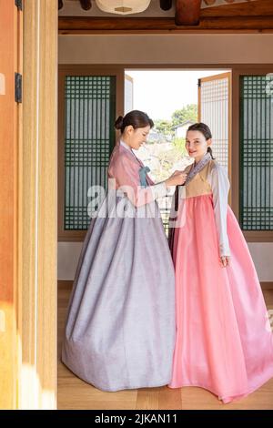 Des filles coréennes et caucasiennes portant des vêtements traditionnels de Hanbok, en Corée Banque D'Images