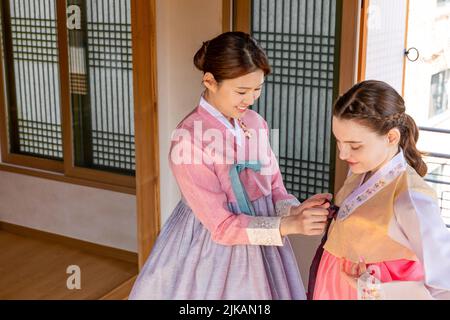 Des filles coréennes et caucasiennes portant des vêtements traditionnels de Hanbok, en Corée Banque D'Images