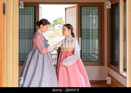 Des filles coréennes et caucasiennes portant des vêtements traditionnels de Hanbok, en Corée Banque D'Images