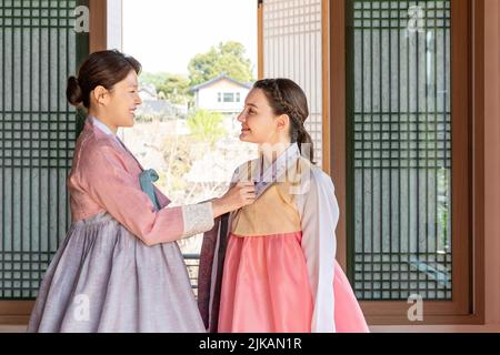 Des filles coréennes et caucasiennes portant des vêtements traditionnels de Hanbok, en Corée Banque D'Images