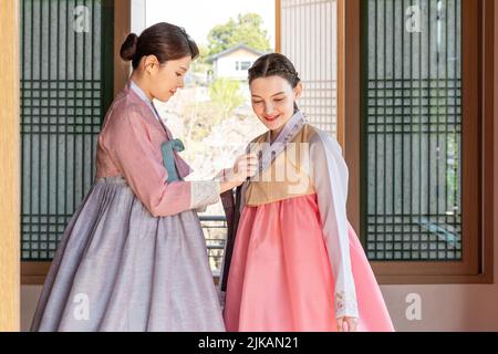 Des filles coréennes et caucasiennes portant des vêtements traditionnels de Hanbok, en Corée Banque D'Images