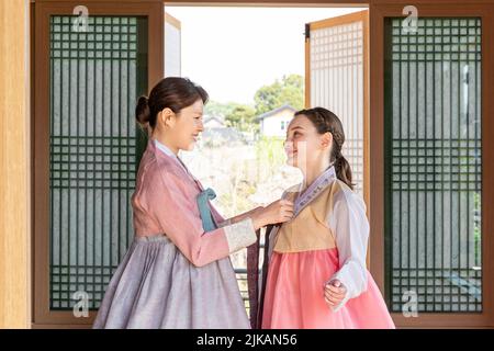 Des filles coréennes et caucasiennes portant des vêtements traditionnels de Hanbok, en Corée Banque D'Images