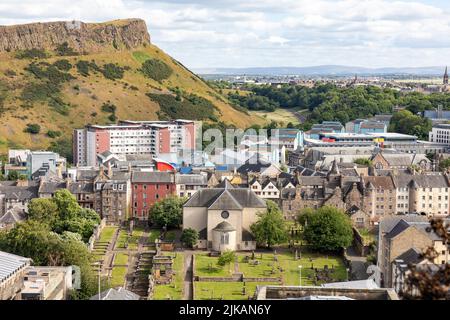 Édimbourg, Écosse, vue depuis Calton Hill sur Canongate Kirk et cimetière, Holyrood Park et Salisbury Crags, Écosse, été jour 2022, Royaume-Uni, Europe Banque D'Images