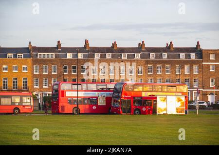 Londres, Royaume-Uni - 3 novembre 2021 - passagers embarquant dans un bus autour de Blackheath avec une maison géorgienne en terrasse en arrière-plan Banque D'Images