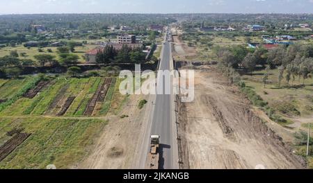 (220801) -- NAIROBI, le 1 août 2022 (Xinhua) -- photo aérienne prise le 30 janvier 2022 montre une section du contournement de l'est de Nairobi en construction à Nairobi, au Kenya. Le président kenyan, Uhuru Kenyatta, a salué dimanche les routes construites par la Chine dans son pays pour avoir amélioré le développement et réduit les temps de déplacement.Kenyatta a fait les commentaires lors de la cérémonie de mise en service de la Nairobi Expressway et de la nouvelle route de contournement de l'est de Nairobi. Le projet de contournement de l'est de Nairobi a été entrepris par China Communications Construction Company en janvier et a élargi le contournement du contournement original à deux voies Banque D'Images