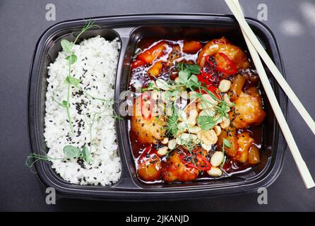 Vue de dessus du traditionnel thaïlandais savoureux poulet sauté aux légumes, servi avec du riz au jasmin sur le côté. Délicieux wok asiatique avec riz, poulet et légumes. Photo de haute qualité Banque D'Images