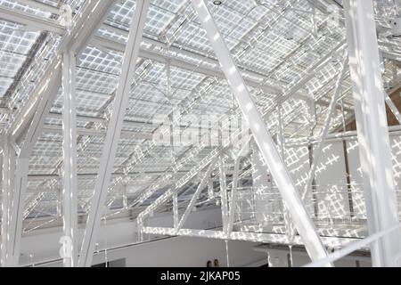 Bâtiment intérieur blanc moderne avec poutres porteuses et fenêtre de structures Banque D'Images