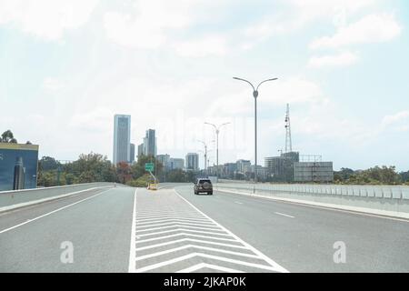 Nairobi, Kenya. 31st juillet 2022. Un véhicule à moteur circule sur l'autoroute de Nairobi à Nairobi, au Kenya, en 31 juillet 2022. Le président kenyan, Uhuru Kenyatta, a salué dimanche les routes construites par la Chine dans son pays pour avoir amélioré le développement et réduit les temps de déplacement.Kenyatta a fait les commentaires lors de la cérémonie de mise en service de la Nairobi Expressway et de la nouvelle route de contournement de l'est de Nairobi. China Road and Bridge Corporation a construit la route express de Nairobi, d'une distance de 27 km, dans le cadre d'un modèle de partenariat public-privé. La route a commencé une course d'essai en mai. Crédit : long Lei/Xinhua/Alay Live News Banque D'Images