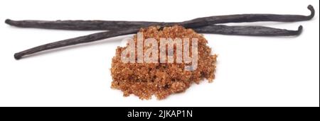 Gousses de vanille avec sucre brun isolées sur fond blanc Banque D'Images