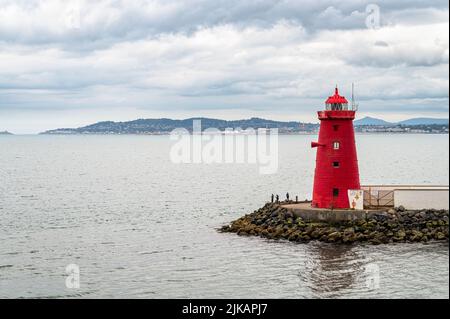 Le phare rouge de Poolbeg à l'entrée du port de Dublin en Irlande Banque D'Images