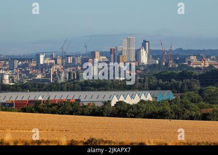 Vue sur le centre-ville de Leeds depuis Rothwell avec vue sur le groupe de bâtiments Arena Quarter Student Accommodation Banque D'Images