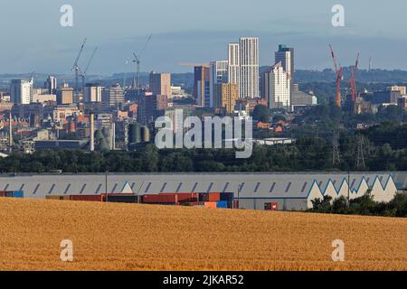 Vue sur le centre-ville de Leeds depuis Rothwell avec vue sur le groupe de bâtiments Arena Quarter Student Accommodation Banque D'Images