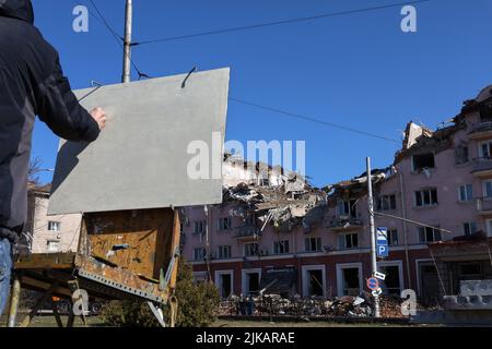 L'artiste dessine un bâtiment détruit, la guerre en Ukraine Banque D'Images