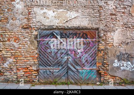 Mur de l'ancienne Grange en bois avec porte Banque D'Images