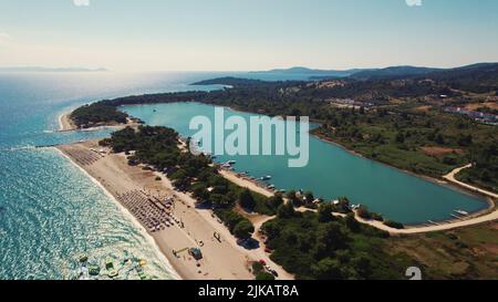 Eaux cristallines, plages blanches, entourées d'une nature préservée à Glarokavos. Port et plage. Perspective de drone aérien. Photo de haute qualité Banque D'Images