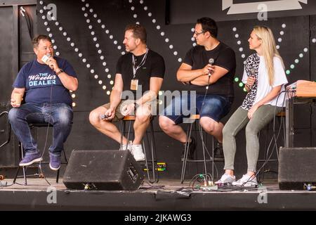 Mike Brewer, de « Wheeler Dealers », Charlotte Vowden et Paul Cowland, Festival of the Unexceptionnel, Château de Grimsthorpe, Bourne, Lincolnshire, 2022 Banque D'Images