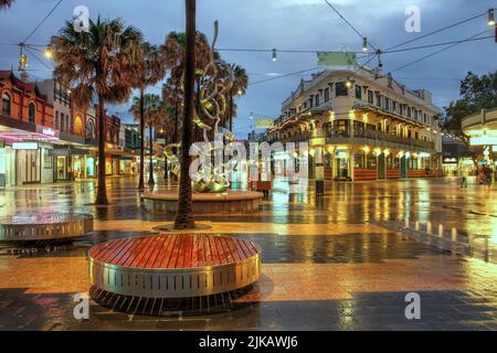 Scène nocturne le long du Corso - rue piétonne reliant le Manly Warft à la plage de Manly, une banlieue de Sydney, en Australie Banque D'Images