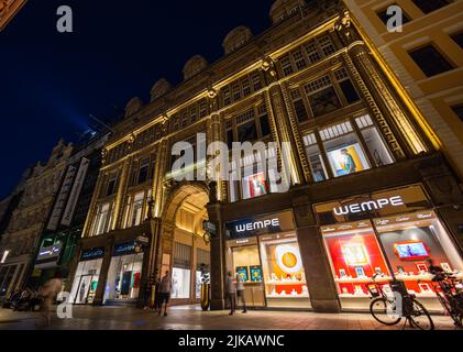 Leipzig, Allemagne - 02 juillet 2022: Le centre ville de la métropole de saxe la nuit. Entrée au „Maedlerpassage“ et au Cellar d'Auerbach. Il me doit Banque D'Images