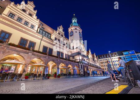 Leipzig, Allemagne - 02 juillet 2022 : nouvel hôtel de ville sur le marché ou la place du marché de Leipzig. Illuminé lors d'une chaude nuit d'été. Le Neues Rathaus à Banque D'Images