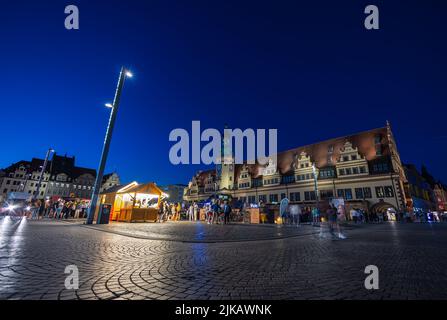 Leipzig, Allemagne - 02 juillet 2022: Le centre ville de la métropole de saxe la nuit. L'ancien hôtel de ville illuminé en été. Personnes Banque D'Images