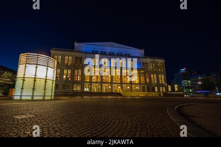 Leipzig, Allemagne - 02 juillet 2022: Le centre ville de la métropole de saxe la nuit. Augustusplatz avec l'Opéra de Leipzig. L'Orchestre Gewandhaus pe Banque D'Images