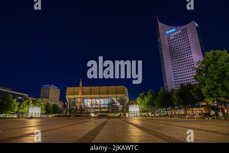 Leipzig, Allemagne - 02 juillet 2022 : la salle de concert Gewandhaus et la place Hochhaus sur la place Augustus. Le Mendebrunnen devant la salle de concert. Banque D'Images