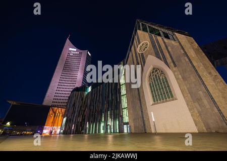 Leipzig, Allemagne - 02 juillet 2022 : le nouveau Paulinum de l'Université de Leipzig, se trouve sur le site de l'ancienne église universitaire. Derrière elle la ville H Banque D'Images