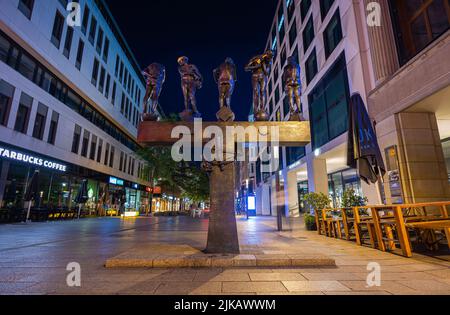Leipzig, Allemagne - 2 juillet 2022: Vue de Grimmaische Strasse avec la statue contemporaine inopportune (unzeitgemaesse zeitgenossen). Promenade commerçante Banque D'Images