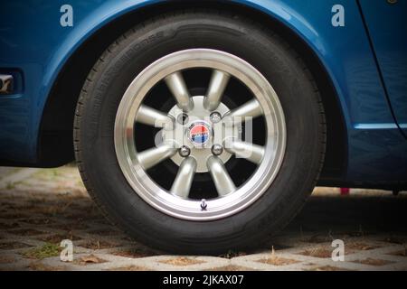Gros plan sur la roue Datsun d'époque par temps nuageux. Banque D'Images