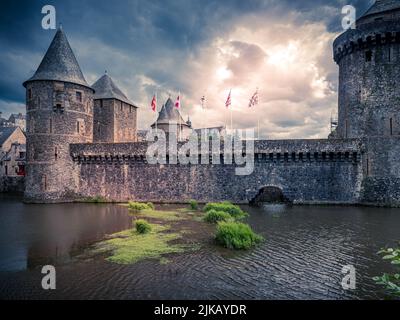 Fougeres, France juillet 2022. Château médiéval à la porte de Fougères de la région du Royaume en France, ciel spectaculaire Banque D'Images