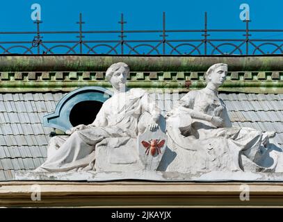 La sculpture aux armoiries avec bourdon au sommet de l'ancien bâtiment à Ivano-Frankivsk, en Ukraine Banque D'Images