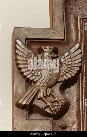 Relief de corbeau dans la couronne sur le mur de l'ancien bâtiment à Ivano-Frankivsk Ukraine Banque D'Images