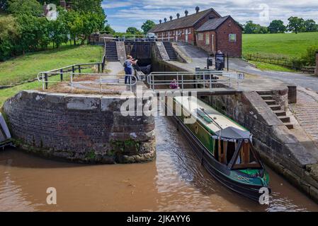 Bunbury Cheshire, deux larges écluses d'escalier à poutres apparentes sur le canal de Shropshire Union avec de vieilles écuries. Banque D'Images