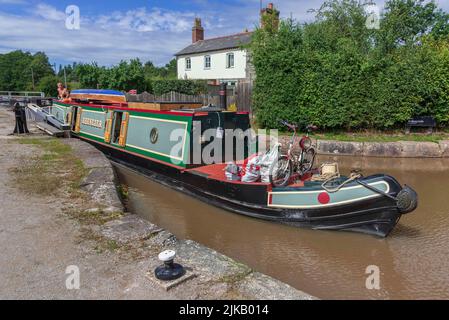 Bunbury Cheshire, deux larges écluses d'escalier à poutres apparentes sur le canal Shropshire Union. Banque D'Images