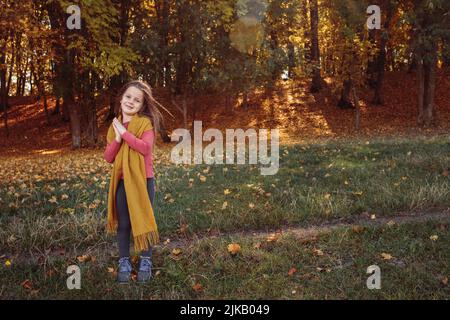 parc naturel d'automne bonne jeune fille forêt d'automne Banque D'Images