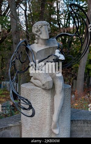 Sculpture tombeau d'un ange avec colombe sur une pierre tombale au cimetière de Lychakiv à Lviv, Ukraine Banque D'Images