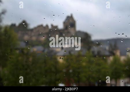 Vue sur Larochette à Luxembourg par des gouttes de pluie sur une fenêtre. Banque D'Images