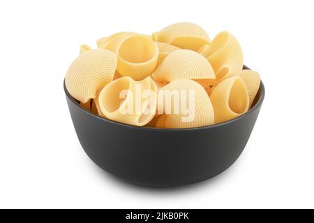 pâtes lumaconi dans un bol en céramique isolé sur fond blanc avec une profondeur de champ totale Banque D'Images