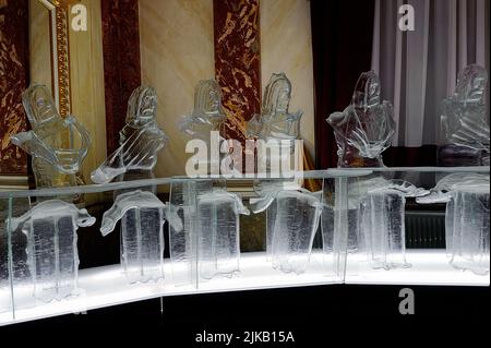 Exposition de sculptures en verre la Cène dans la salle miroir de l'Opéra National académique et Théâtre de Ballet de Lviv, Ukraine Banque D'Images