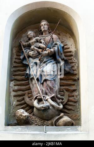 Petite sculpture dans la niche de l'ancien bâtiment à Lviv Ukraine Banque D'Images